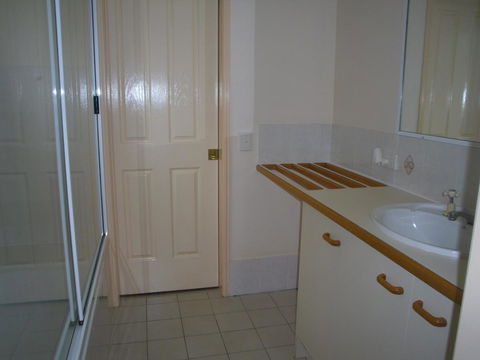 Ground Floor, Family Unit On The Canal With Free WIFI! - Hotels Melbourne 5