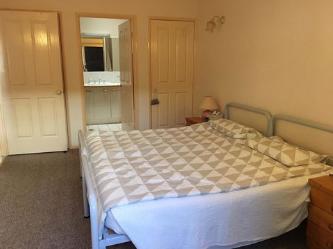 Ground Floor, Family Unit On The Canal With Free WIFI! - Hotels Melbourne 11