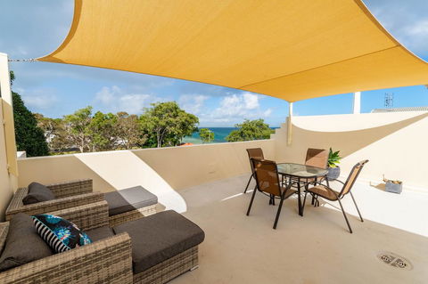 Waterfront Views From Private Rooftop Balcony - Bayview South Esp, Bongaree - Hotels Melbourne 12