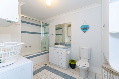 Waterfront Views From Private Rooftop Balcony - Bayview South Esp, Bongaree - Hotels Melbourne 19