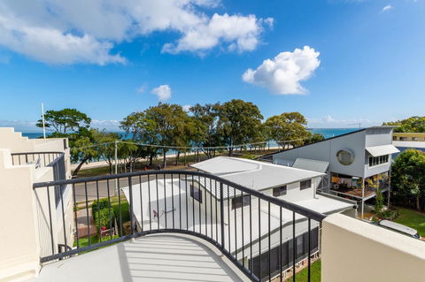 Waterfront Views From Private Rooftop Balcony - Bayview South Esp, Bongaree - Hotels Melbourne 6