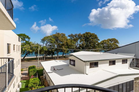 Waterfront Views From Private Rooftop Balcony - Bayview South Esp, Bongaree - Hotels Melbourne 16