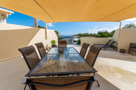 Waterfront Views From Private Rooftop Balcony - Bayview South Esp, Bongaree - Hotels Melbourne 9