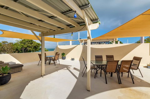 Waterfront Views From Private Rooftop Balcony - Bayview South Esp, Bongaree - Hotels Melbourne 18