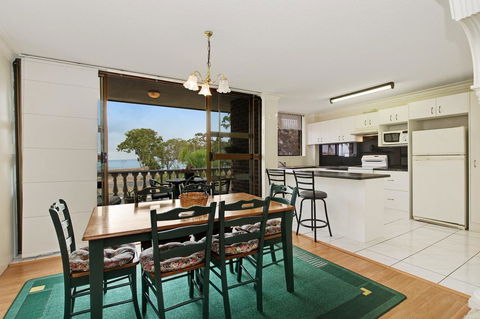 Huge Top Floor Unit Across The Road....Waterfront!! - Hotels Melbourne 4