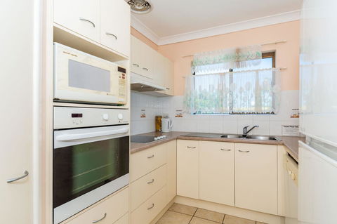 Water Views - Top Floor -Clearview Apartments South Esp, Bongaree - Hotels Melbourne 6