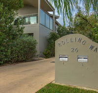 'Rolling Waves 2' on Ocean Drive - Hotels Melbourne