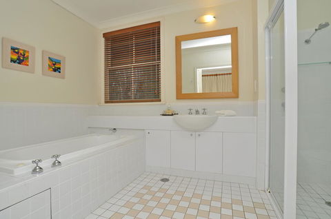 1 Bedroom Executive Villa Located Within Cypress Lakes - Hotels Melbourne 1