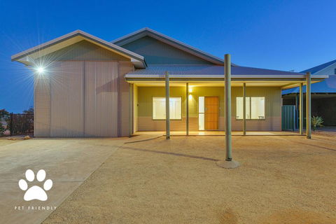 1 Kestrel Place - Great House With A Massive Garage - Hotels Melbourne 0