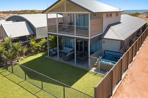 108 Madaffari Drive - Caretta - Luxurious Marina Home With A Spa And Free WiFi - Hotels Melbourne 1