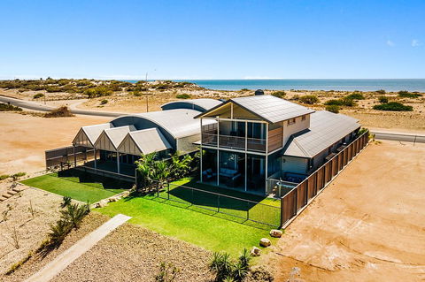 108 Madaffari Drive - Caretta - Luxurious Marina Home With A Spa And Free WiFi - Hotels Melbourne 0