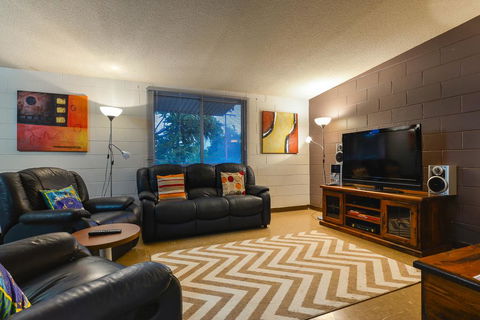 13 Grenadier Street - Shady Haven With A Large Outdoor Entertaining Area - Hotels Melbourne 2
