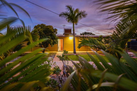 13 Grenadier Street - Shady Haven With A Large Outdoor Entertaining Area - Hotels Melbourne 1