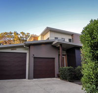 17 Naiad Court - Modern open plan family home with covered outdoor area and double lock-up garage - Hotels Melbourne