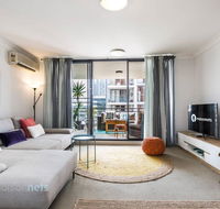 2 Bedroom 2 Bathroom Apt with Balcony and Parking - Hotels Melbourne