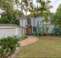 2 Satinwood Drive - Rainbow Shores Executive Level Beach House Pool Walk to Beach - Hotels Melbourne