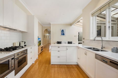 2-Bed House With Patio Near Bars And Restaurants - Hotels Melbourne 3