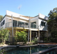 20 Orania Court - Two storey family home with swimming pool patio  large deck. Pet friendly - Hotels Melbourne