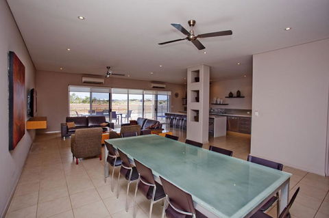 21 Corella Court - PRIVATE JETTY & POOL - Hotels Melbourne 2