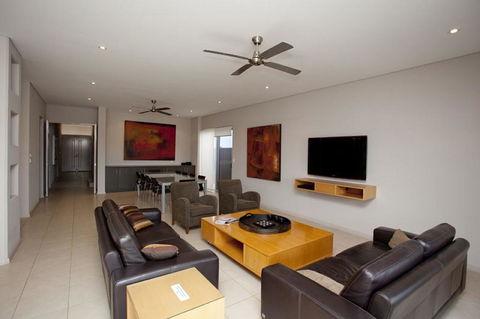 21 Corella Court - PRIVATE JETTY & POOL - Hotels Melbourne 1