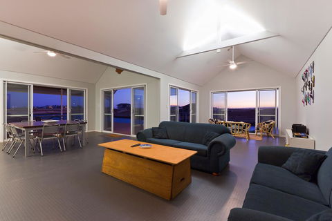 22 Kestrel Place- PRIVATE JETTY - Hotels Melbourne 2