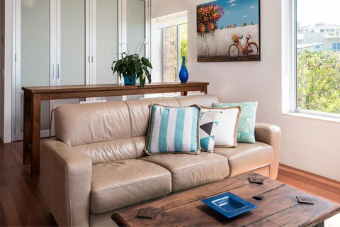 2BR Coolum Beachfront , 180 Views , Wine, Netflix - Hotels Melbourne 3