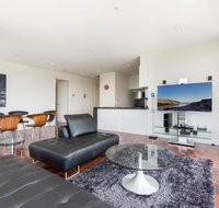 3-Bed Apartment with Parking Near Parks and Dining - Hotels Melbourne