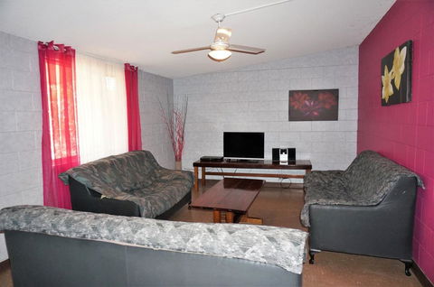 4 Page Street - Colourful And Shady 3-Bedroom Home - Hotels Melbourne 1