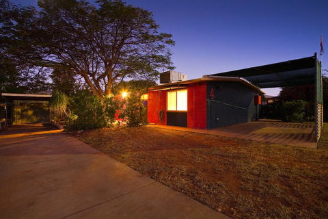 4 Page Street - Colourful And Shady 3-Bedroom Home - Hotels Melbourne 0