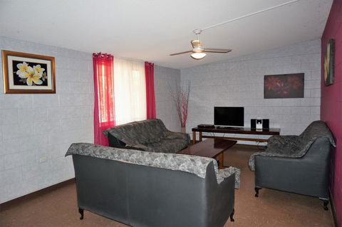 4 Page Street - Colourful And Shady 3-Bedroom Home - Hotels Melbourne 3