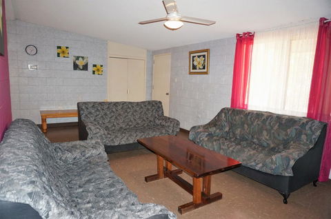 4 Page Street - Colourful And Shady 3-Bedroom Home - Hotels Melbourne 2