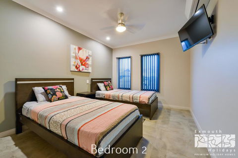 5 Kestrel Place - PRIVATE JETTY & POOL - Hotels Melbourne 1