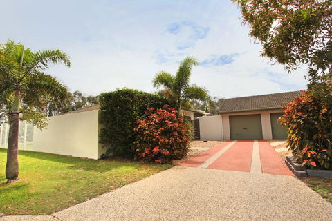 6 Petrie Ave, Marcoola, Pet Friendly, Linen Supplied - Hotels Melbourne 0