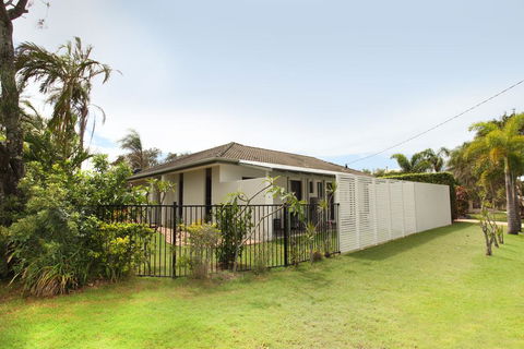 6 Petrie Ave, Marcoola, Pet Friendly, Linen Supplied - Hotels Melbourne 2