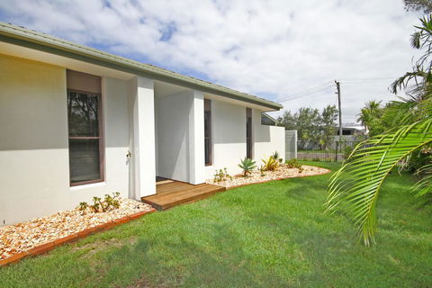 6 Petrie Ave, Marcoola, Pet Friendly, Linen Supplied - Hotels Melbourne 1