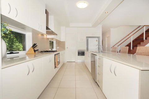 60 Beachway Parade, Marcoola, 500 BOND, Linen Supplied - Hotels Melbourne 3