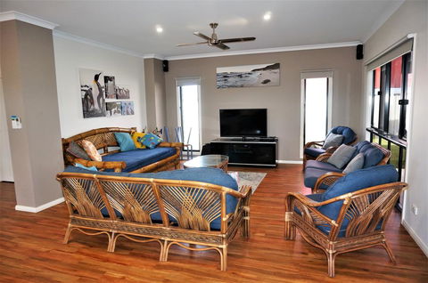 64 Madaffari Drive - PRIVATE JETTY - Hotels Melbourne 2