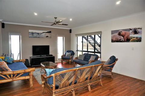 64 Madaffari Drive - PRIVATE JETTY - Hotels Melbourne 3