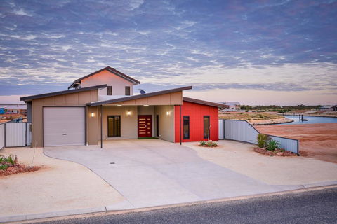 64 Madaffari Drive - PRIVATE JETTY - Hotels Melbourne 1