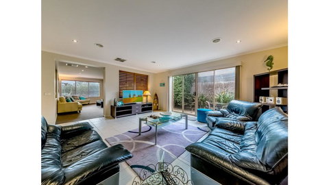 A TOUCH OF CLASS - PET FRIENDLY (OUTSIDE ONLY) - Hotels Melbourne 1