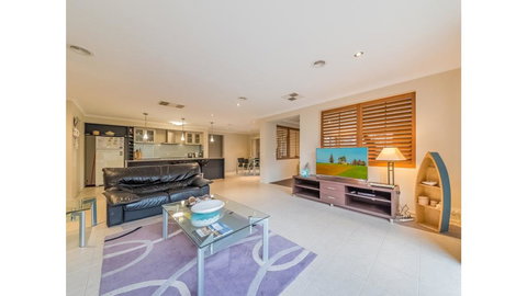 A TOUCH OF CLASS - PET FRIENDLY (OUTSIDE ONLY) - Hotels Melbourne 2