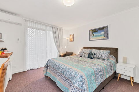 Abby's Poolside Retreat 1 - Hotels Melbourne 0