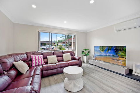 Discover Mount Annan Spacious 6-BR House - Hotels Melbourne 1