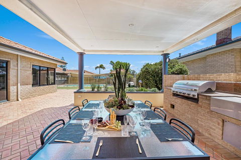 Fun In The Sun Pool Bliss & Ocean Views - Hotels Melbourne 1