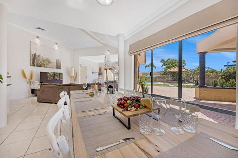 Fun In The Sun Pool Bliss & Ocean Views - Hotels Melbourne 4