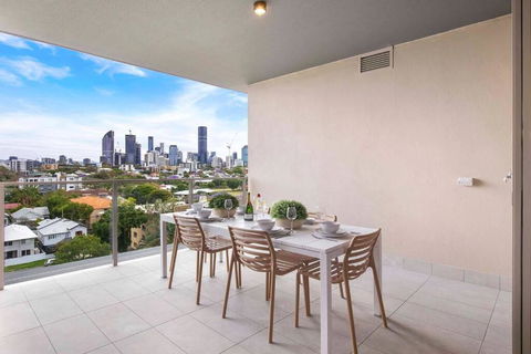 Gabba Oasis:Luxury 3BRM Apt Pool - Hotels Melbourne 3