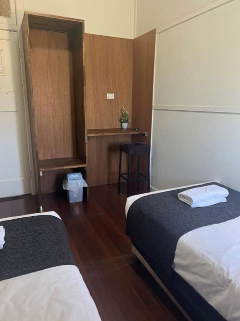 Gin Gin Budget Accommodation - Hotels Melbourne 3