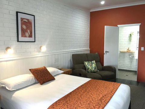 Gin Gin Village Motor Inn Motel QLD - Hotels Melbourne 0
