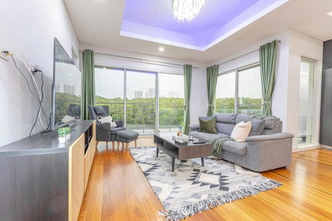 Glamorous 5BD House W Water View In Melrose Park - Hotels Melbourne 0