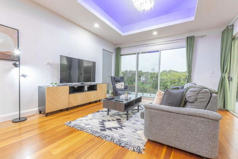 Glamorous 5BD House W Water View In Melrose Park - Hotels Melbourne 1